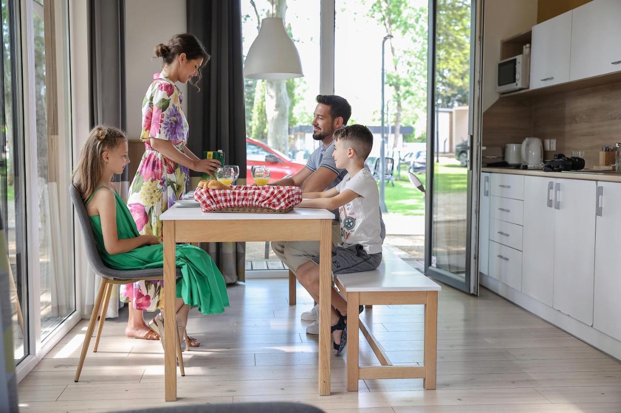 Barack Thermal & Natura Apartments Tiszakecske Bagian luar foto