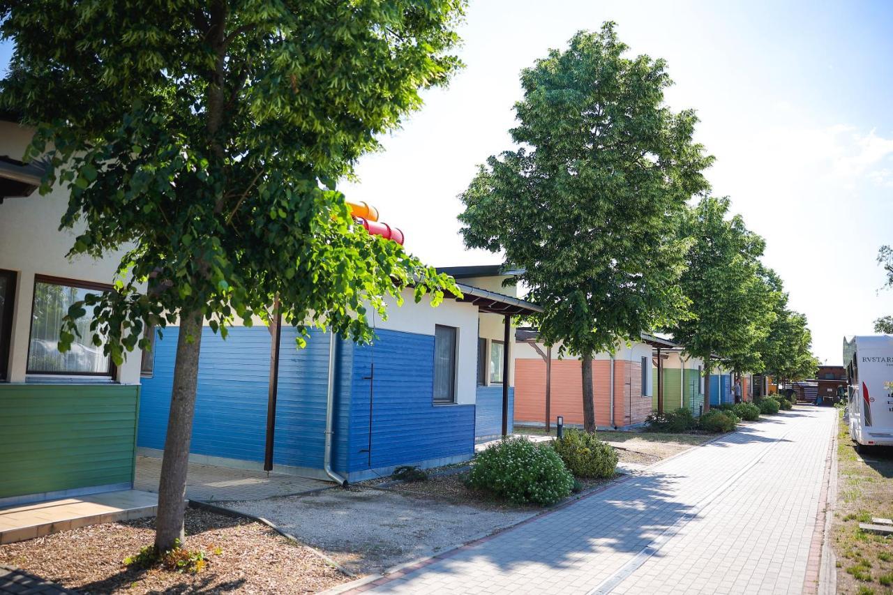 Barack Thermal & Natura Apartments Tiszakecske Bagian luar foto
