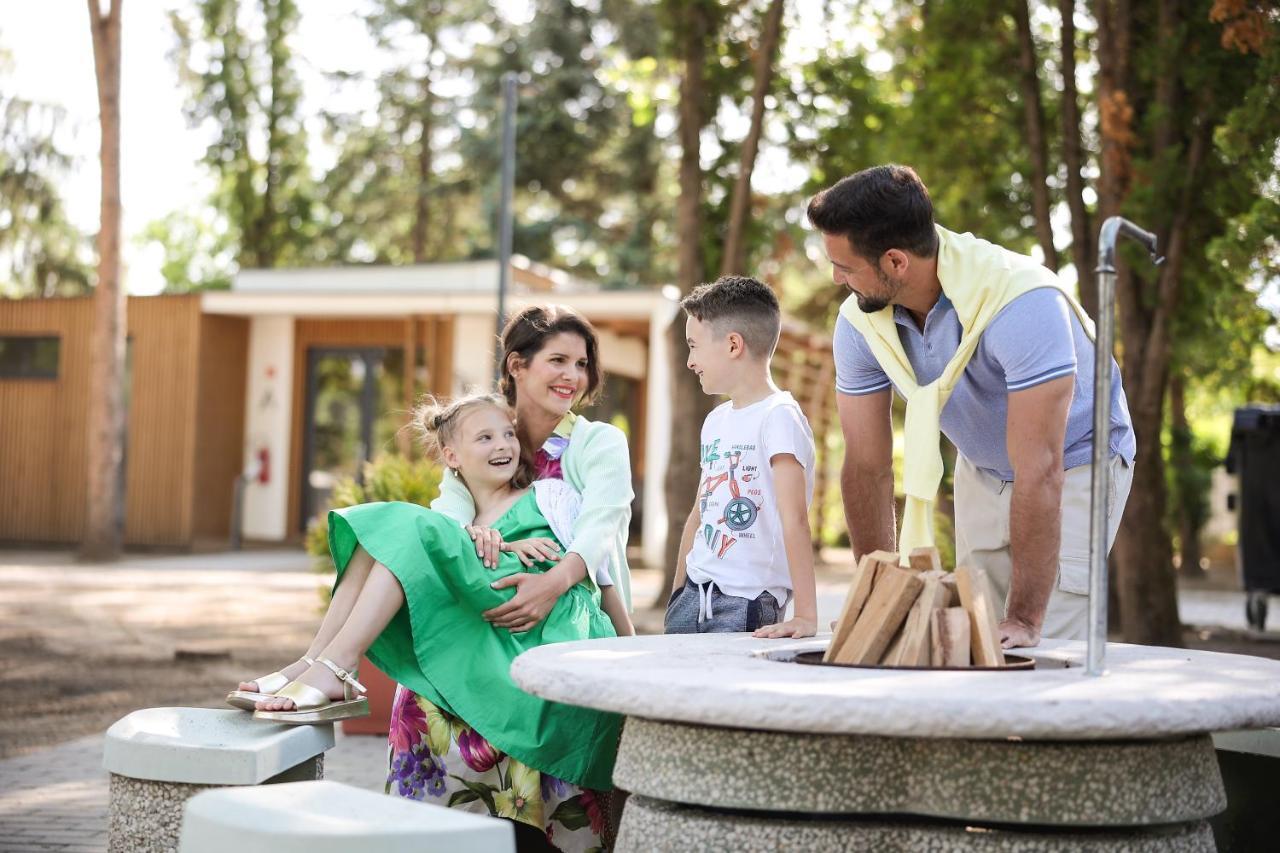 Barack Thermal & Natura Apartments Tiszakecske Bagian luar foto